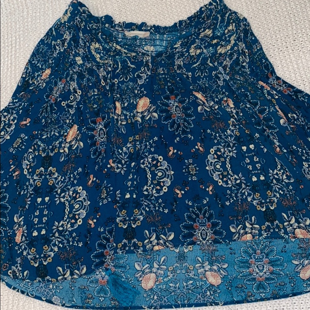 blue flowy top